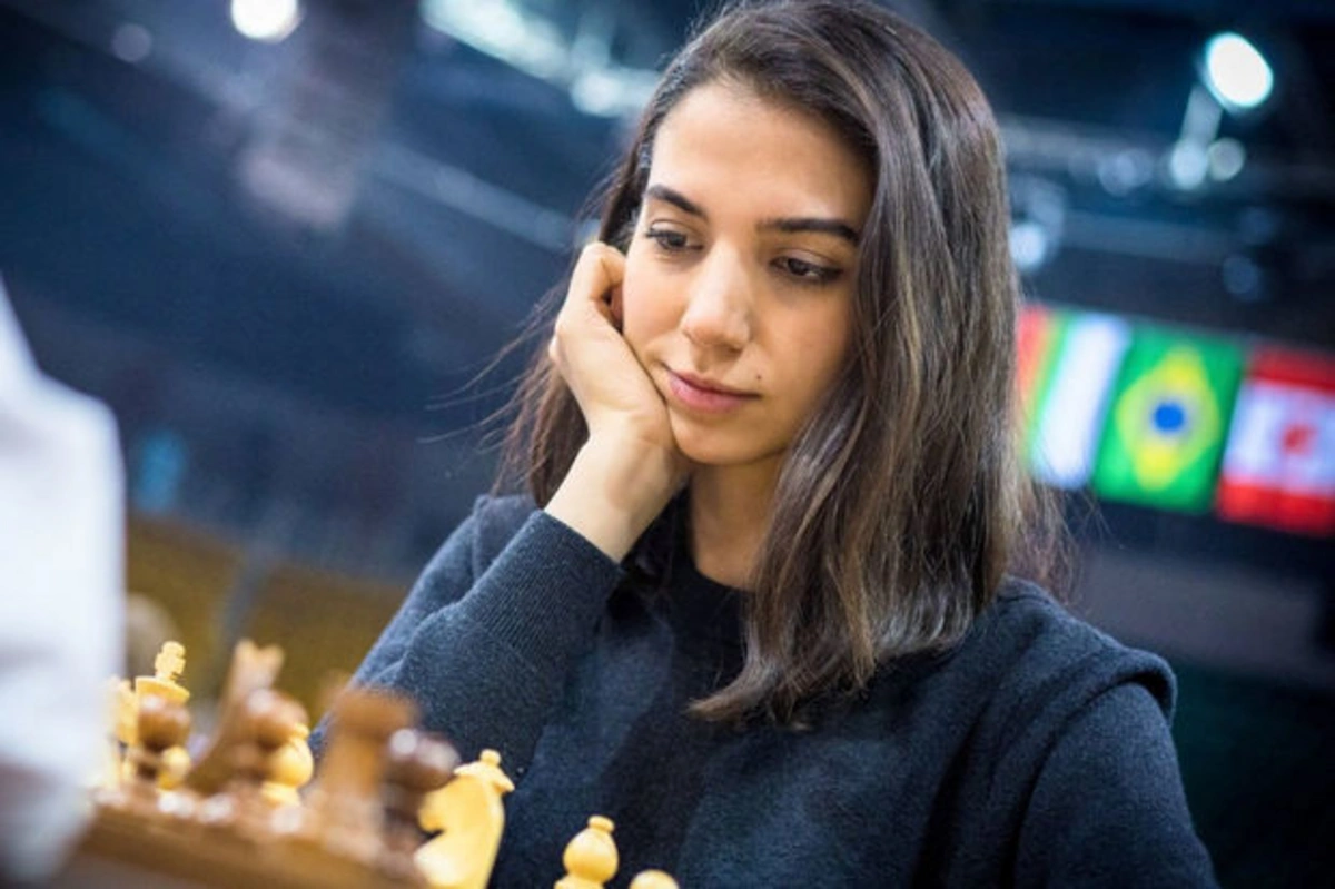 Отказавшаяся от хиджаба иранская шахматистка приезжает в Баку